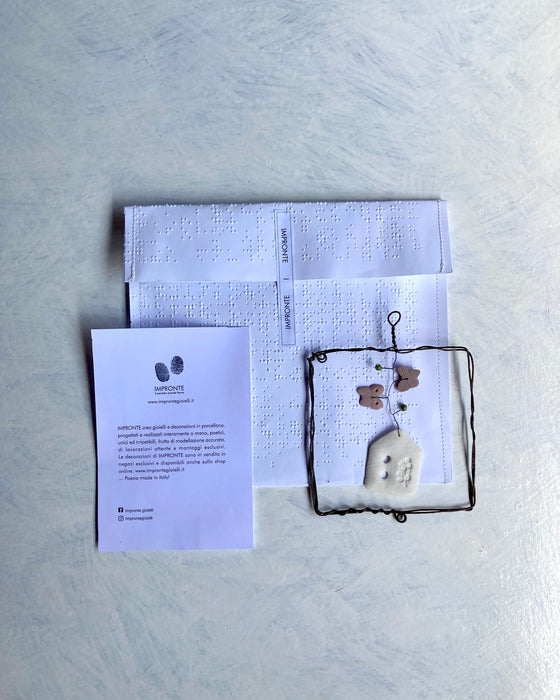 Decorazione in porcellana e ferro "Casetta" con fiore (M)