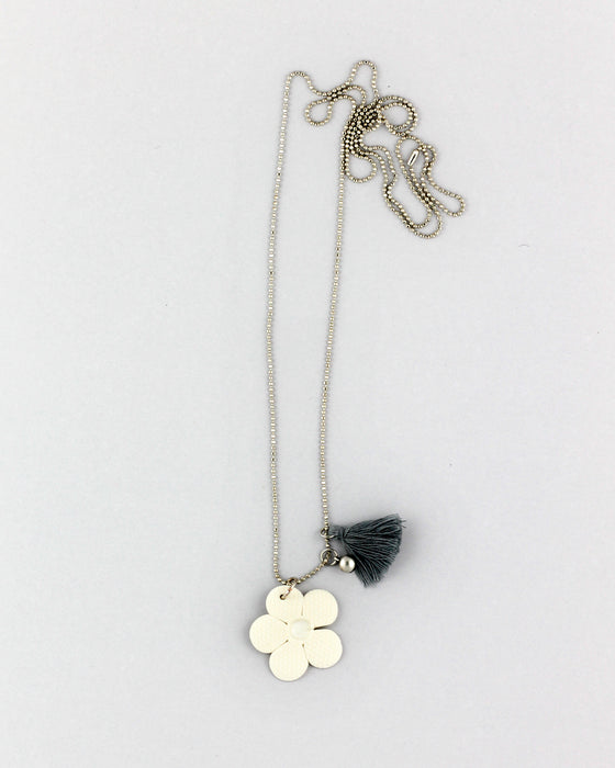 Collana in porcellana linea "Giocosa", fiore bianco