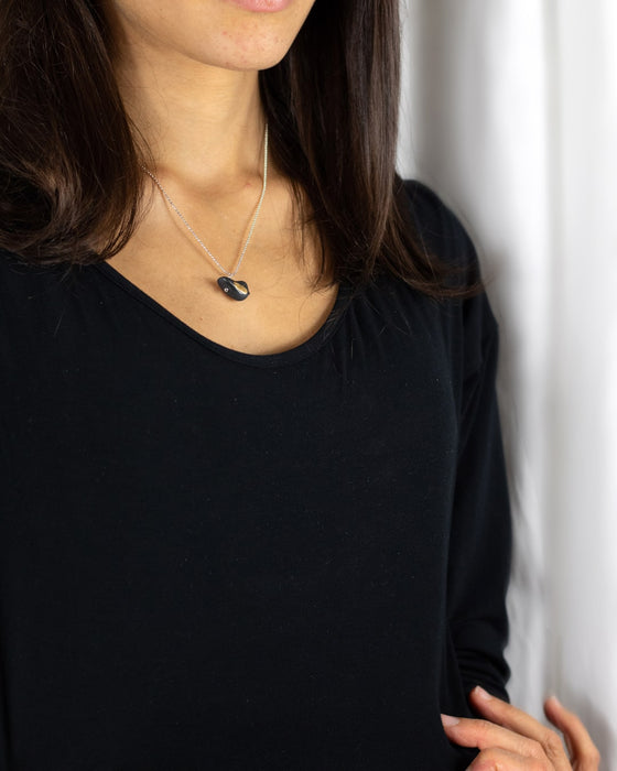 Collana in argento con uccellino nero e oro