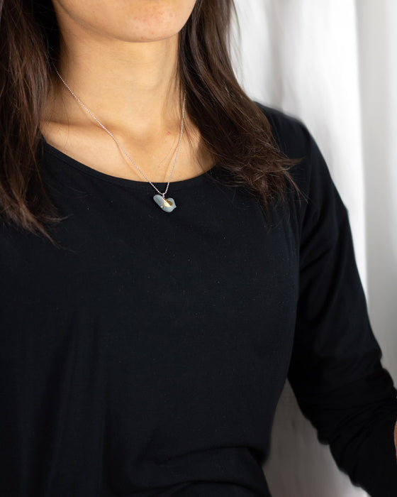 Collana in argento con uccellino grigio e oro