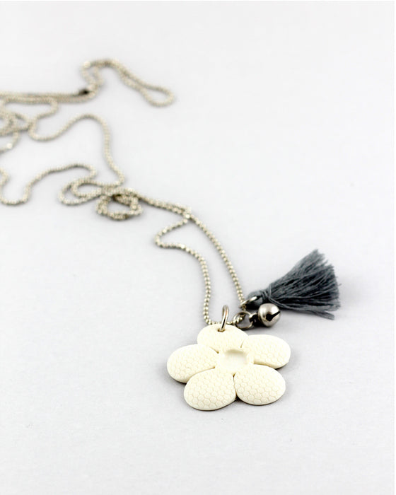 Collana in porcellana linea "Giocosa", fiore bianco