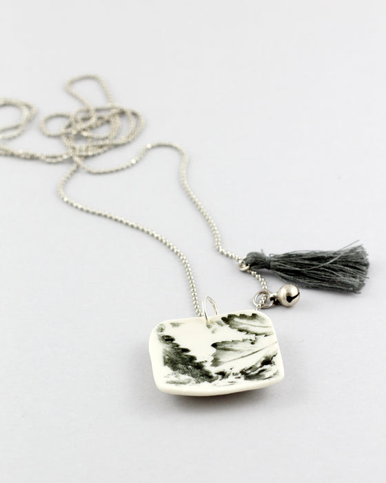Collana in porcellana linea "Giocosa", quadrato con impronte di natura in grigio