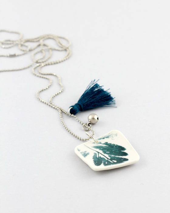 Collana in porcellana linea "Giocosa", quadrato con impronte di natura in verde