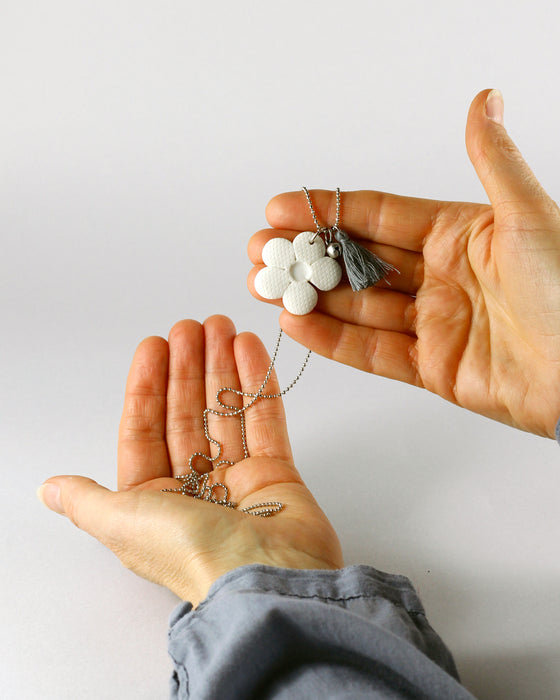 Collana in porcellana linea "Giocosa", fiore bianco