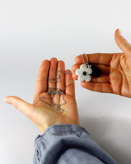 Collana in porcellana linea "Giocosa", fiore grigio