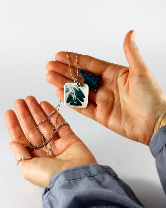 Collana in porcellana linea "Giocosa", quadrato con impronte di natura in verde