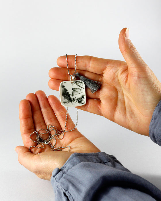 Collana in porcellana linea "Giocosa", quadrato con impronte di natura in grigio