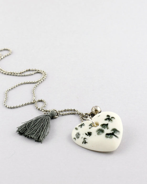 Collana in porcellana linea "Giocosa", cuore con stampa in  grigio