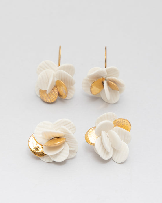 Orecchini in porcellana bianca "Petaloso" lustro oro