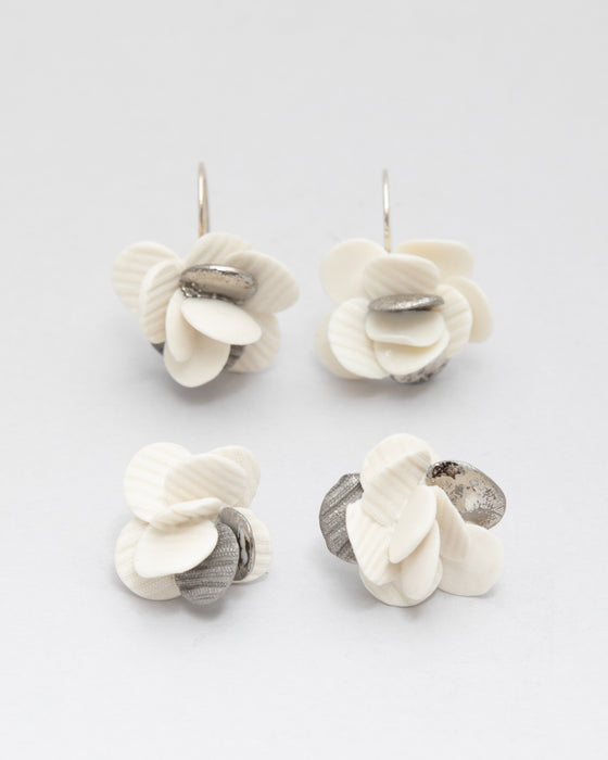 Orecchini in porcellana bianca "Petaloso" lustro platino