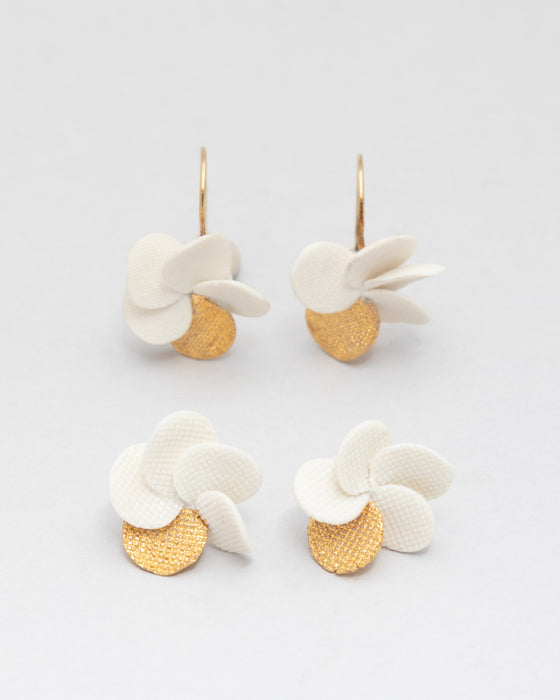 Orecchini in porcellana bianca "Fiorellini 5 petali" in lustro oro