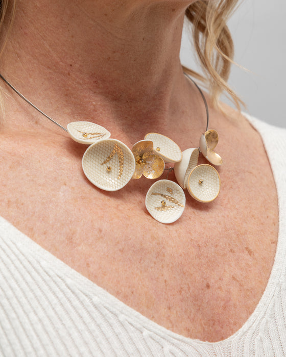 Collana in porcellana a cavetto "Riflessi dorati"