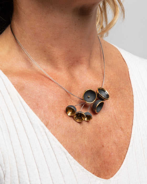 Collana in porcellana a cavetto "Tre campanelle"