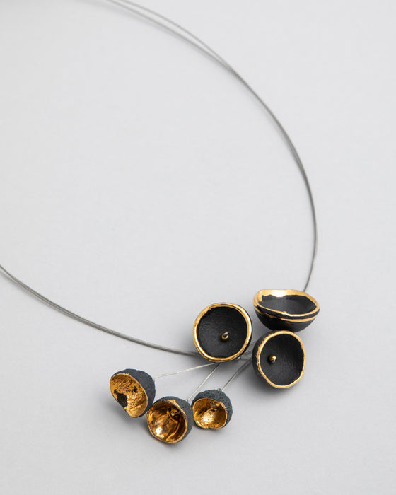 Collana in porcellana a cavetto "Tre campanelle"