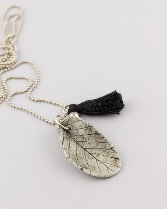 Collana in porcellana linea "Giocosa", foglia grigia