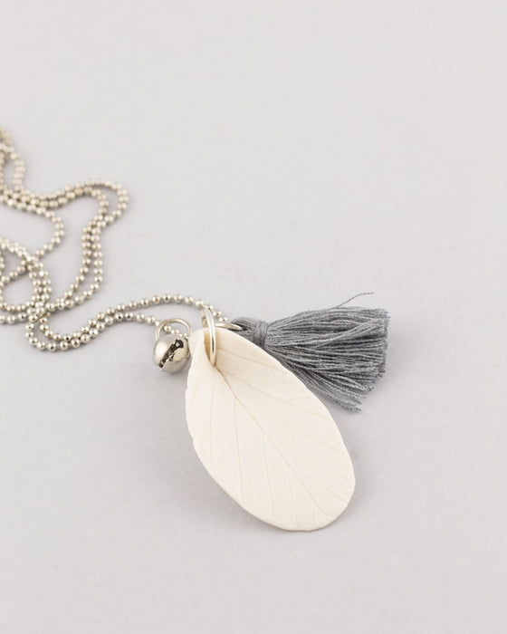 Collana in porcellana linea "Giocosa", foglia bianca