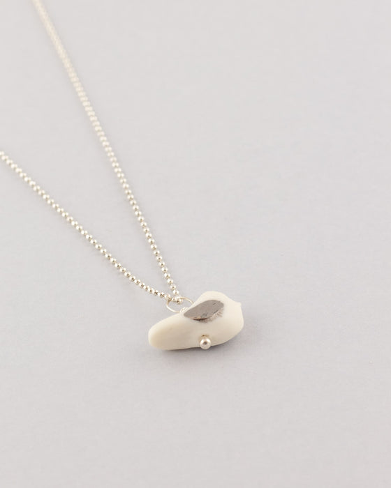 Collana in argento con uccellino bianco e platino