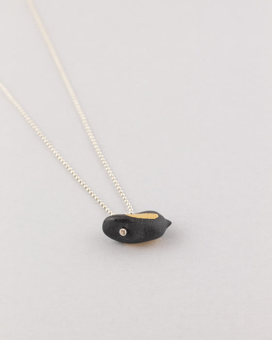 Collana in argento con uccellino nero e oro