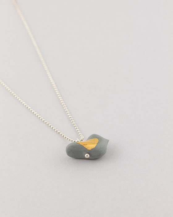 Collana in argento con uccellino grigio e oro