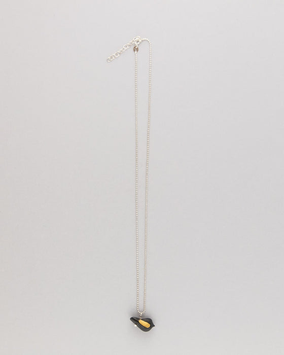 Collana in argento con uccellino nero e oro