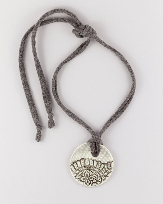 Collana in maglina "Tondo texture pizzo"