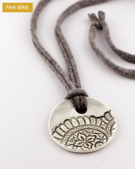 Collana in maglina "Tondo texture pizzo"