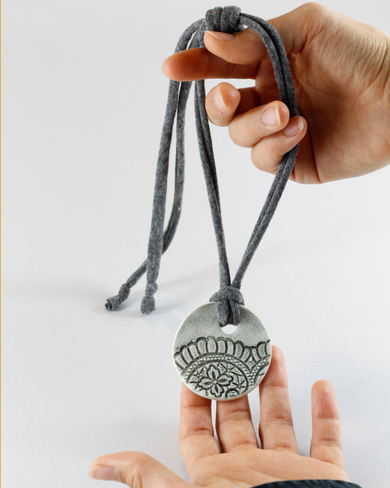 Collana in maglina "Tondo texture pizzo"