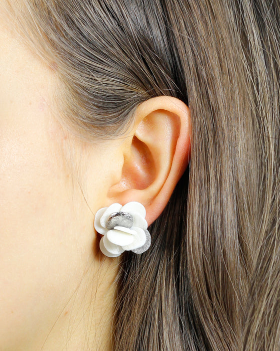 Orecchini in porcellana bianca "Petaloso" lustro platino