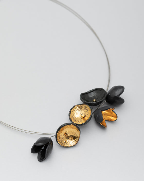 Collana in porcellana a cavetto "Nera e oro"