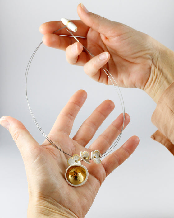 Collana in porcellana a cavetto "Tre Trifogli e coppetta"