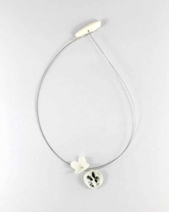 Collana in porcellana a cavetto "Tondo e fiore"