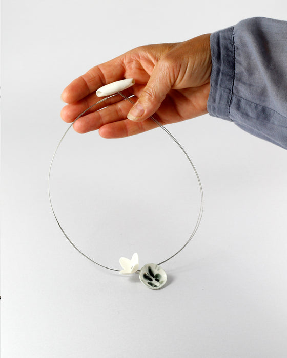 Collana in porcellana a cavetto "Tondo e fiore"