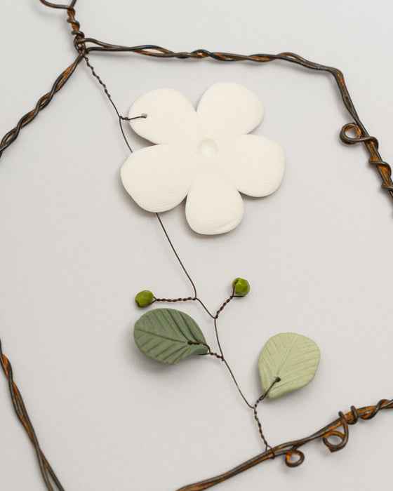 Decorazione in porcellana e ferro "Casetta" con fiore (M)