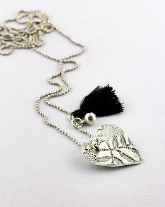 Collana in porcellana linea "Giocosa", cuore pizzo grigio