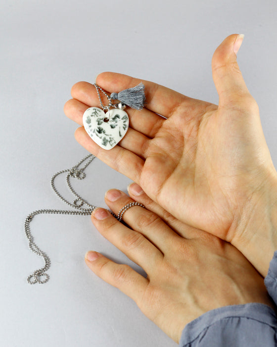 Collana in porcellana linea "Giocosa", cuore con stampa in  grigio