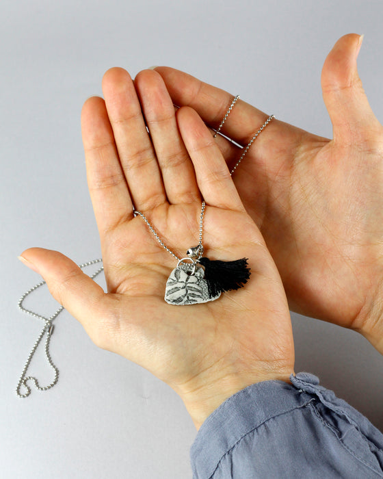 Collana in porcellana linea "Giocosa", cuore pizzo grigio