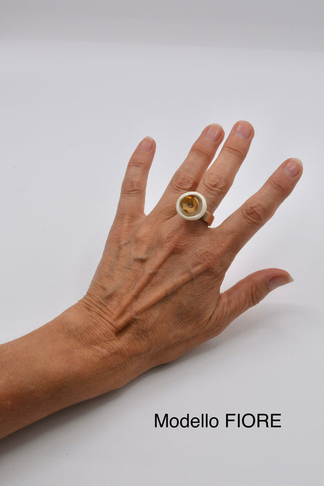 Anelli in porcellana bianca e bronzo “Cratere” in lustro oro