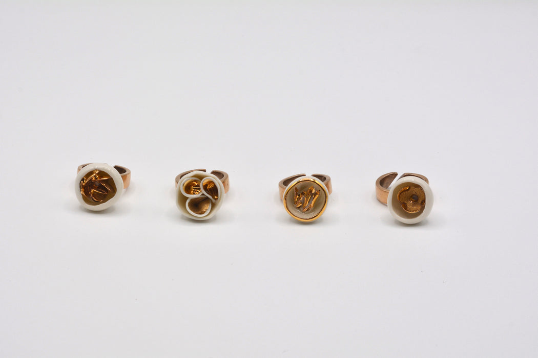 Anelli in porcellana bianca e bronzo “Cratere” in lustro oro