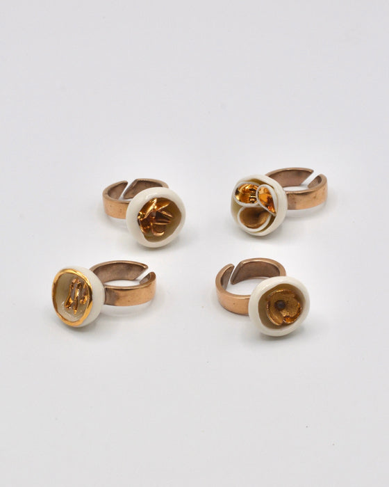 Anelli in porcellana bianca e bronzo “Cratere” in lustro oro