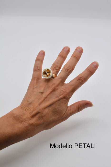 Anelli in porcellana bianca e bronzo “Cratere” in lustro oro