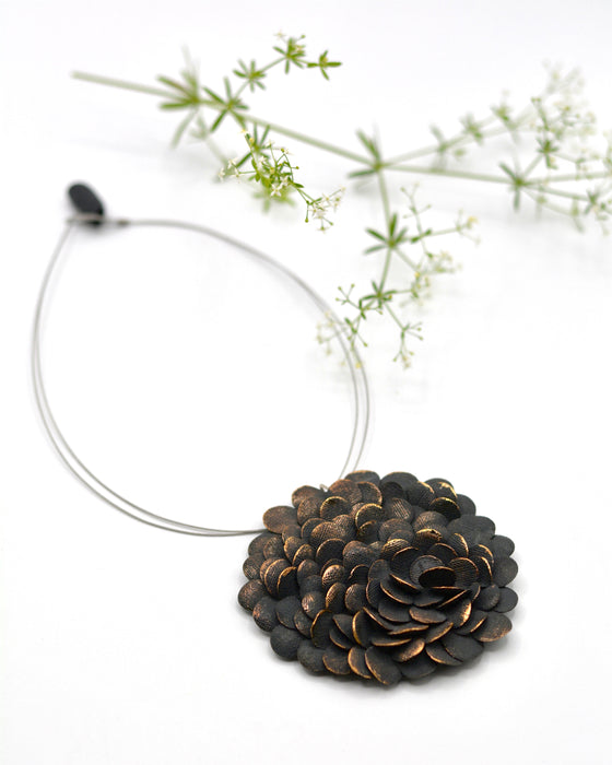 Collana in porcellana a cavetto “Dalia”