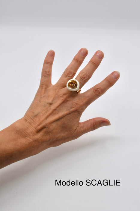 Anelli in porcellana bianca e bronzo “Cratere” in lustro oro