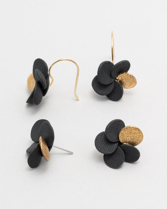 Orecchini in porcellana nera "Fiorellini 5 petali" in lustro oro