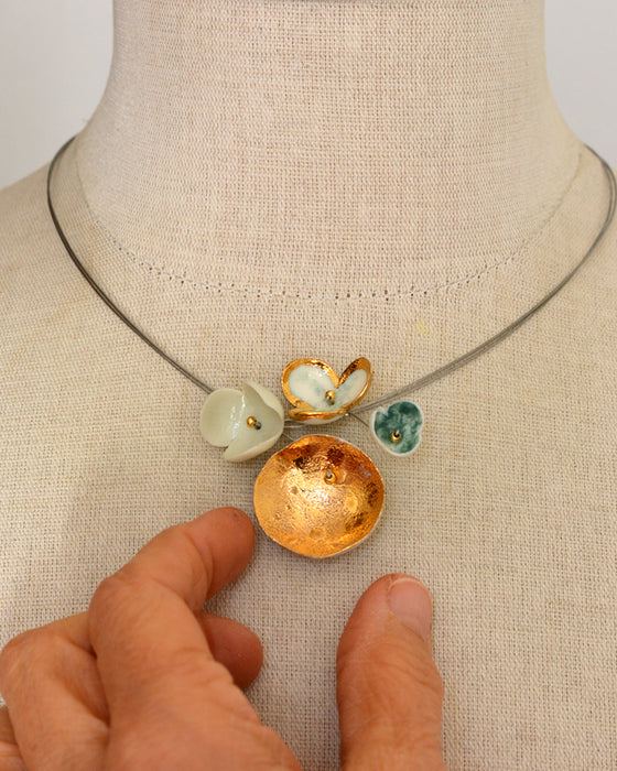 Collana in porcellana a cavetto "Mazzolino verde"