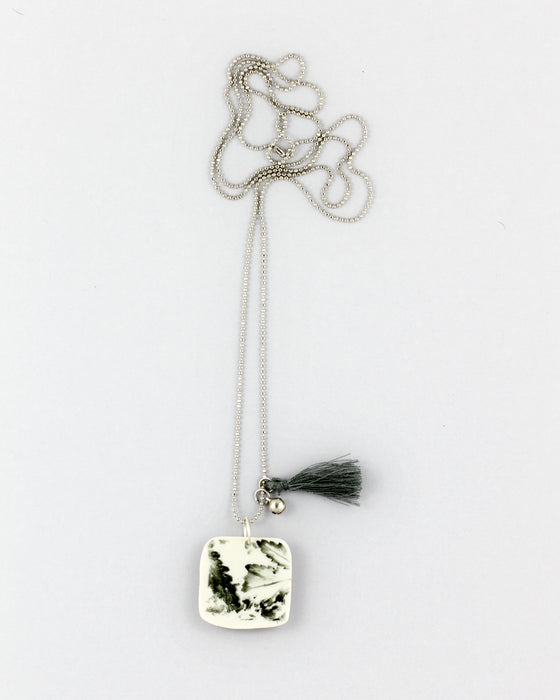 Collana in porcellana linea "Giocosa", quadrato con impronte di natura in grigio