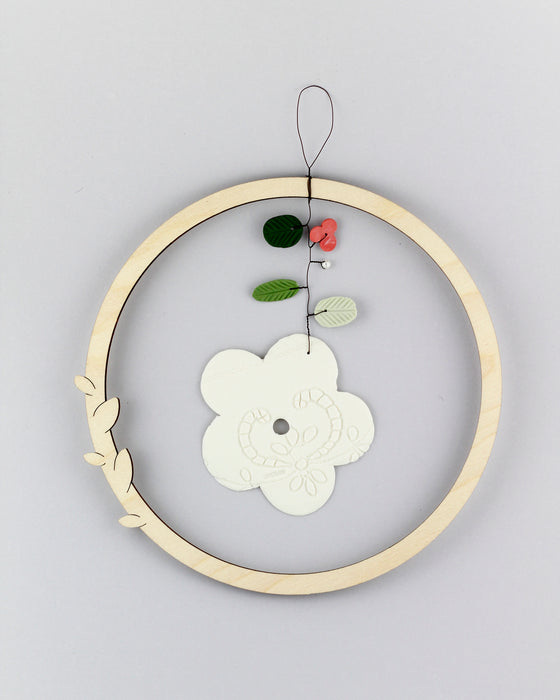 Decorazione in porcellana e legno "Cerchio" con fiore (fine serie) L