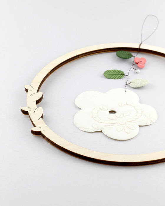 Decorazione in porcellana e legno "Cerchio" con fiore (fine serie) L