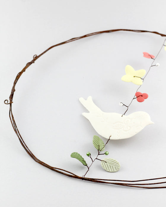 Decorazione in porcellana e ferro "Cerchio" con uccellino, fiori e foglie (XL)