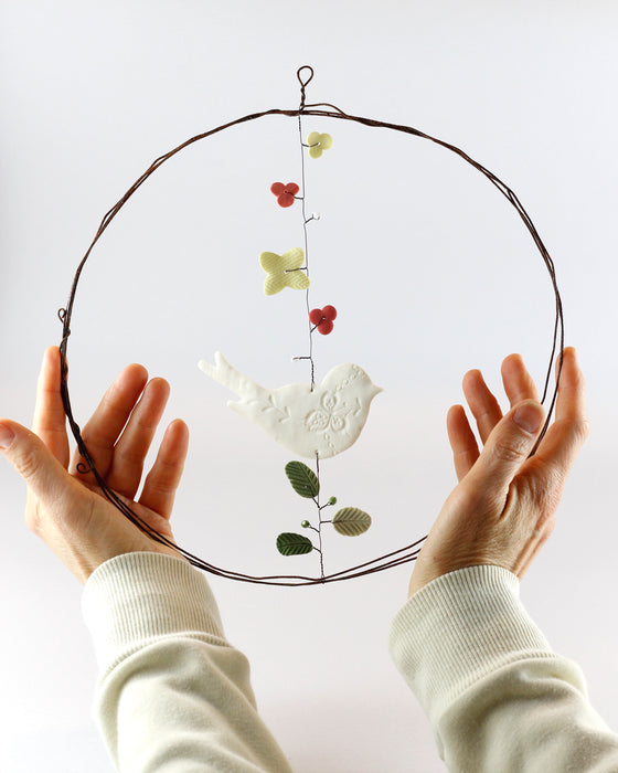 Decorazione in porcellana e ferro "Cerchio" con uccellino, fiori e foglie (XL)