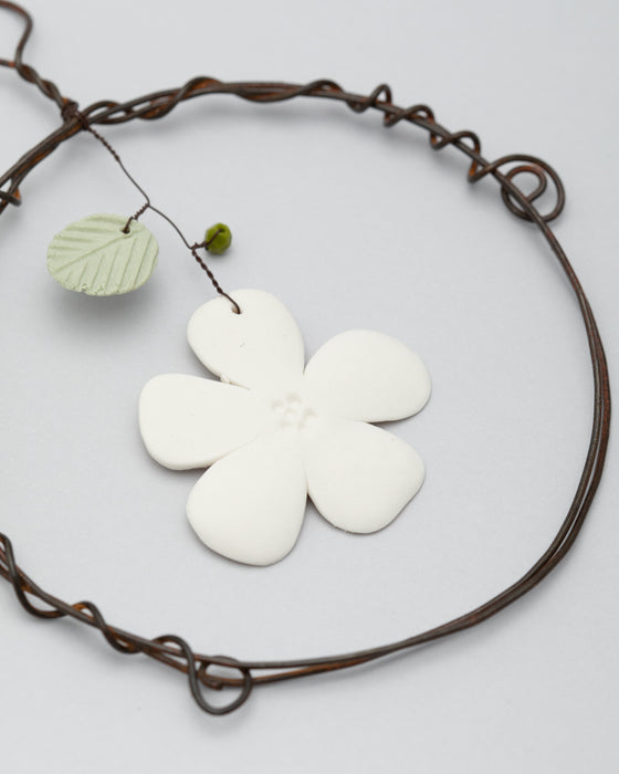 Decorazione in porcellana e ferro "Cerchio" con fiore e foglia (S)